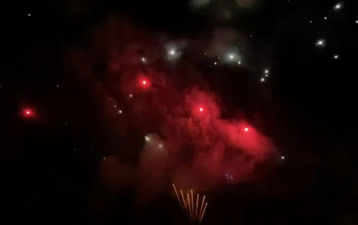 L’INDIMENTICABILE “A MANO A MANO” INCONTRA I FUOCHI D’ARTIFICIO: UNO SPETTACOLO DA SOGNO A MAMA CASA IN CAMPAGNA