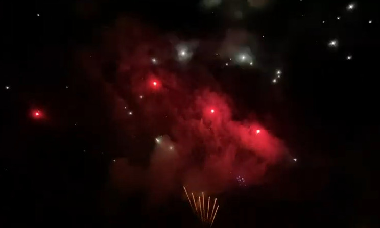 L’INDIMENTICABILE “A MANO A MANO” INCONTRA I FUOCHI D’ARTIFICIO: UNO SPETTACOLO DA SOGNO A MAMA CASA IN CAMPAGNA