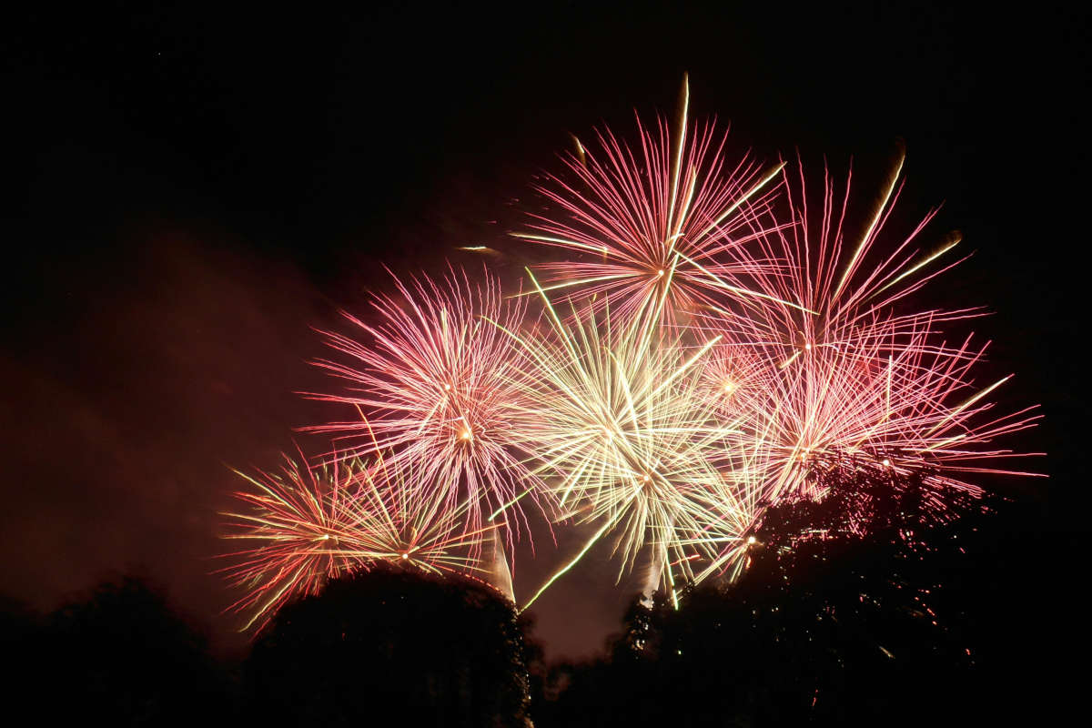 Fuochi Artificio di colore rosso e giallo