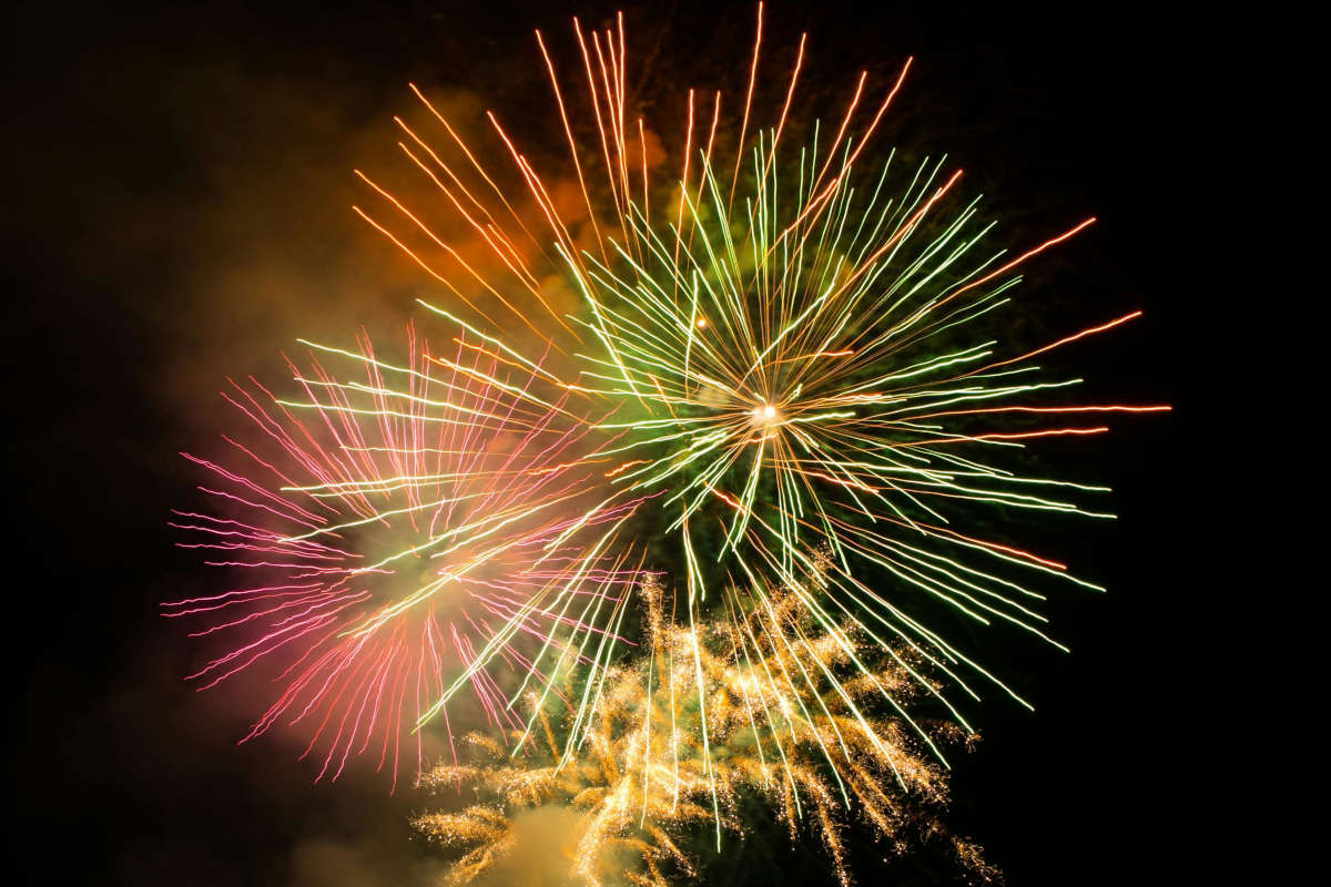 Fuochi Artificio di colore rosso, verde e giallo